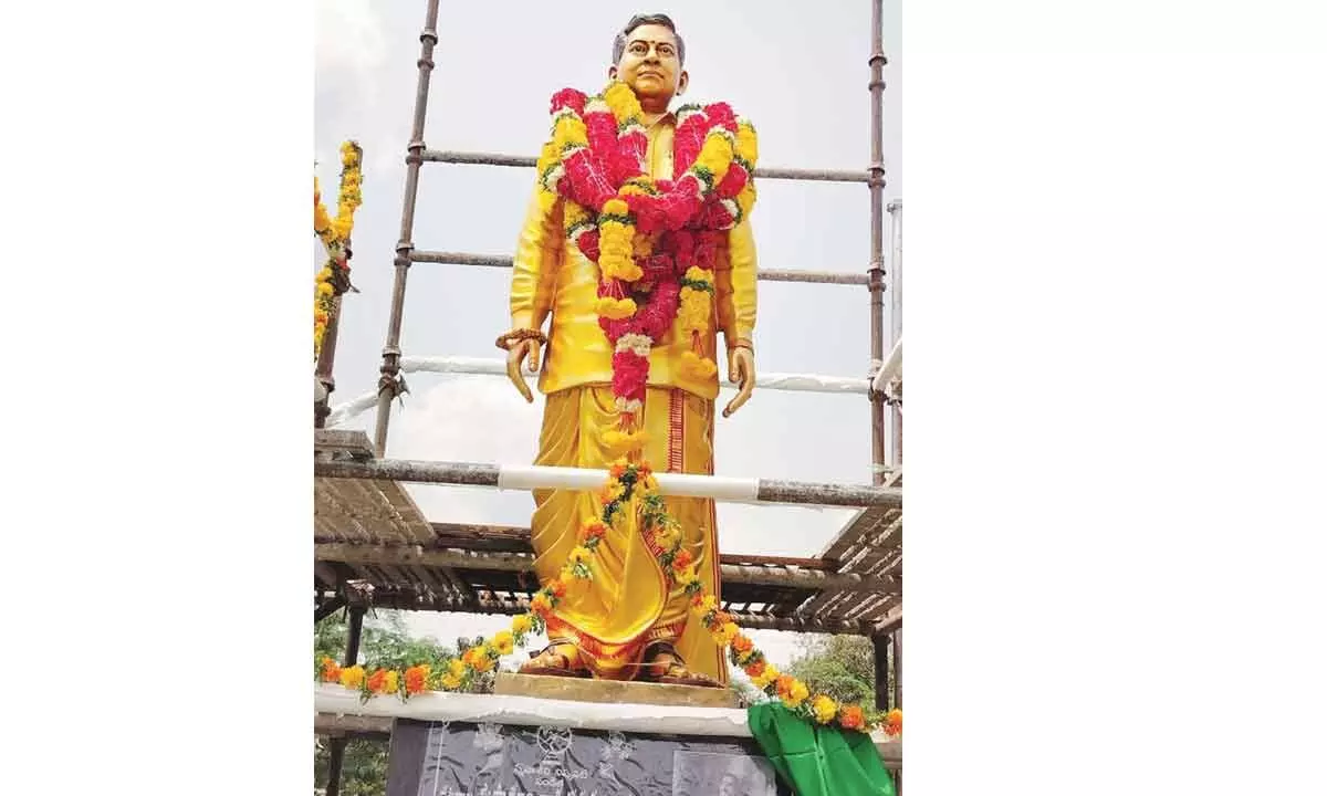 Legendary artiste Paturi’s statue unveiled