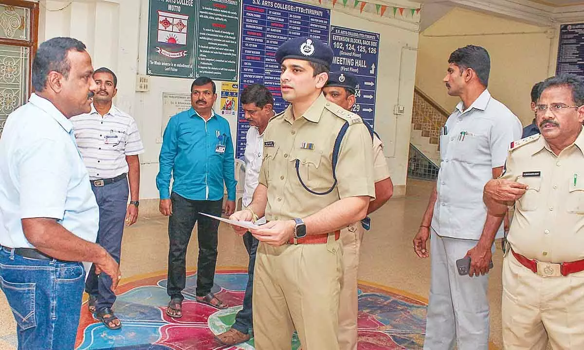 SP conducts surprise inspection of Group-1 exam centre