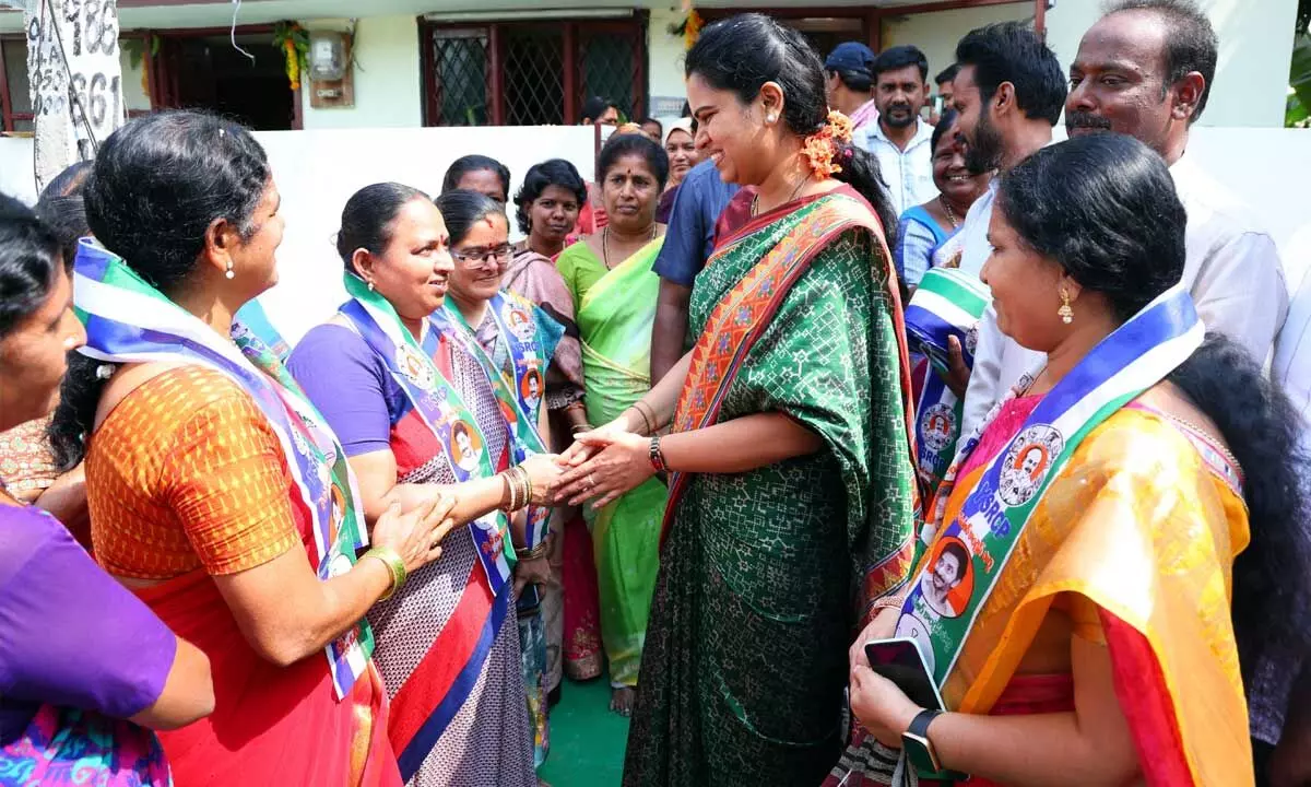 30 women from the Telugu Desam Party join YSR Congress Party in Guntur West Constituency