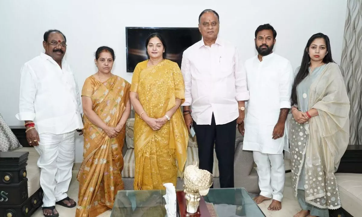 Kovuru TDP former MLA Polamreddy Srinivasulu Reddy and his family with Vemireddy Prabhakar Reddy and his wife Prashanthi Reddy at the latter’s residence in Nellore on Monday