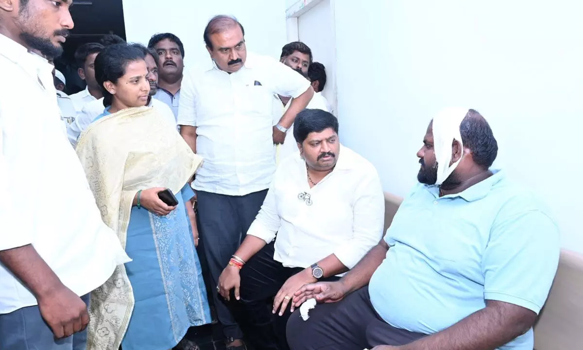 TDP and JSP alliance candidate Gurajala Jagan Mohan Naidu interacting with Naveen Kumar at government hospital in  Chittoor on Monday