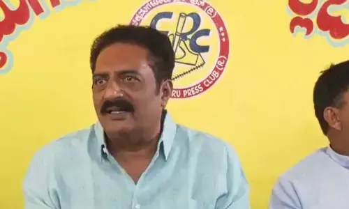 Actor Prakash Raj Criticizes Electoral Boasts: No Party Can Claim 400 Seats