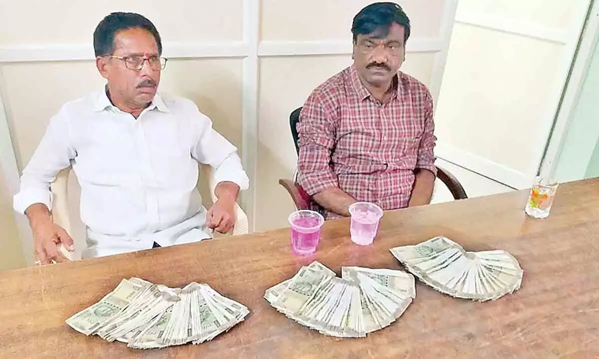 Town Planning Officer caught taking bribe, held