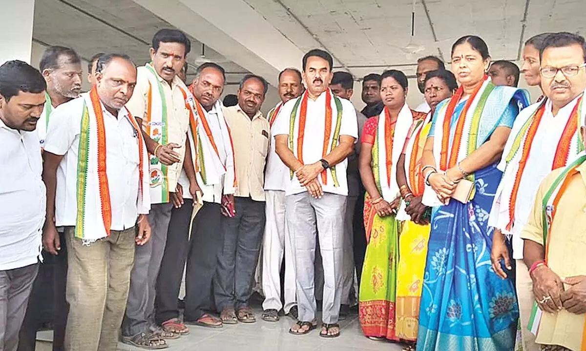A large number of BRS councillors and MPTCs from Kollapur Municipality and constituency join Congressparty in the presence of Minister Jupally Krishna Rao on Tuesday