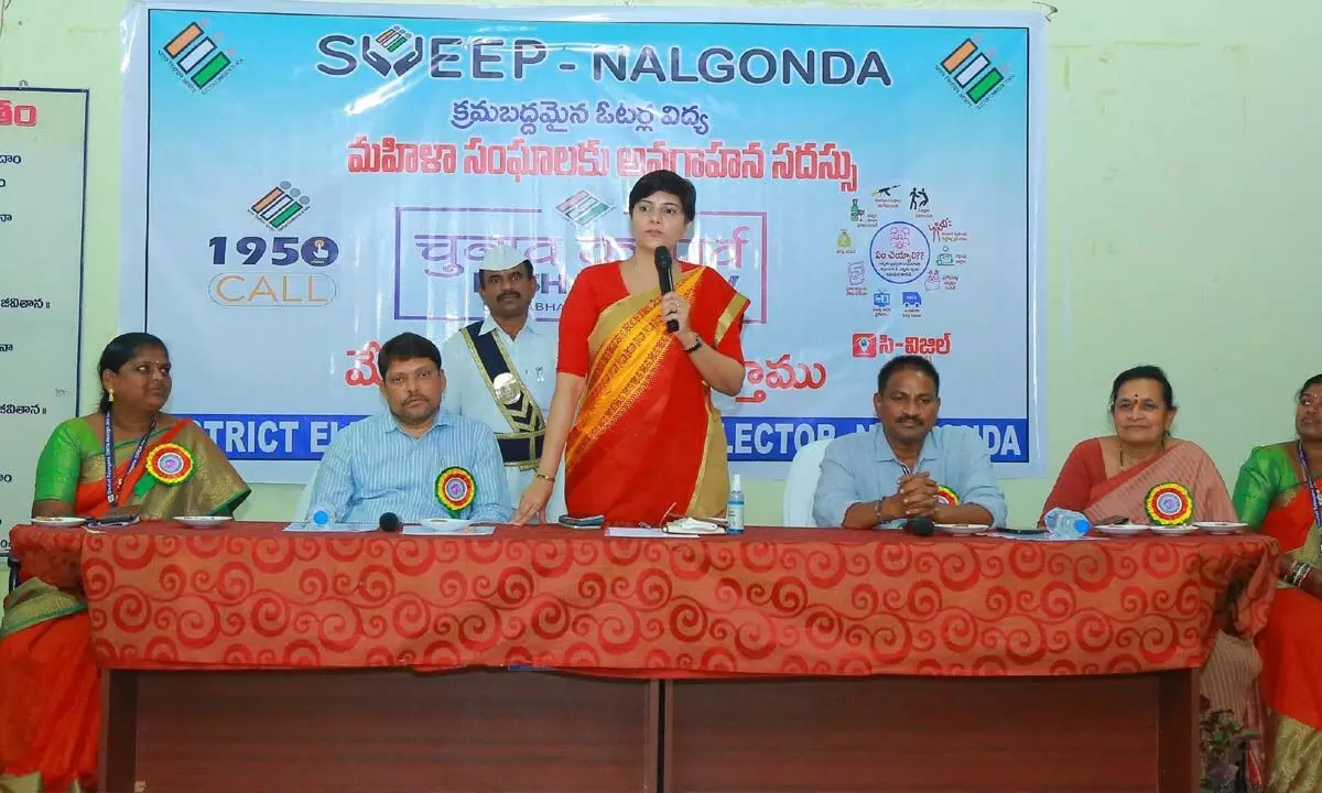 District Collector Dasari Hari Chandana addressing women groups in Nalgonda on Tuesday