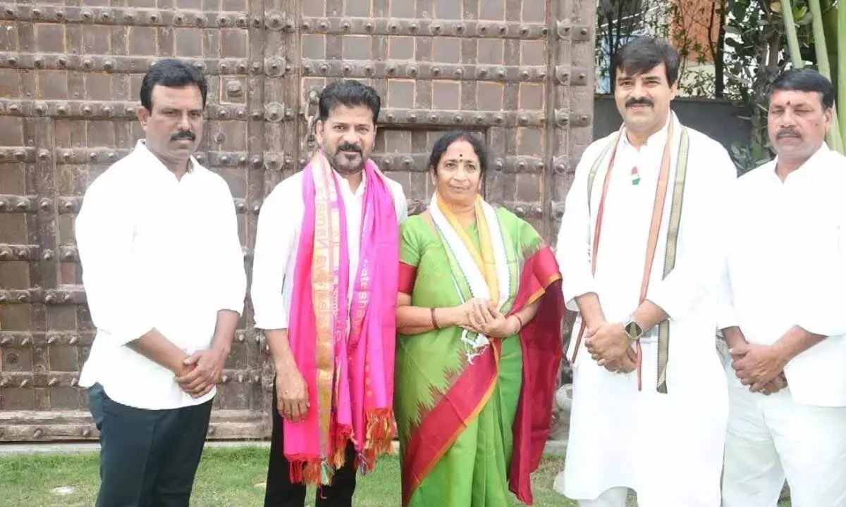 Another jolt to BRS, Mahabubnagar ZP chairperson joins Cong