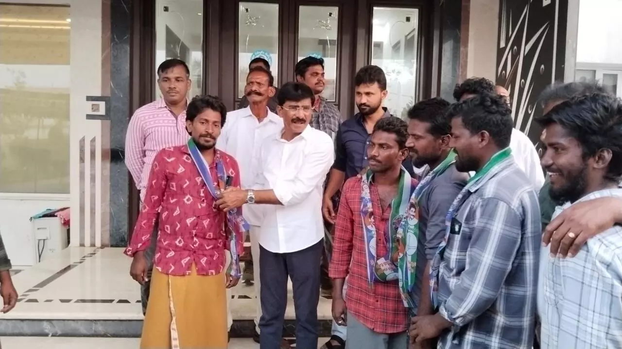 Several youth joins in YSRCP in Kavali