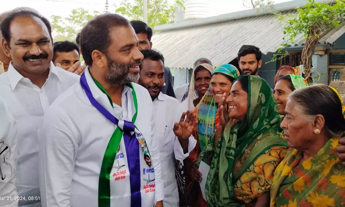 BS Maqbool campaigns in various areas in Kadiri, asks people to vote for YSRCP