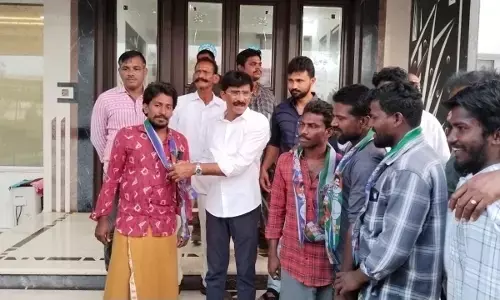 Several youth joins in YSRCP in Kavali