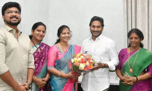 Former Janasena leader, Makineedi Seshu Kumari joins YSRCP