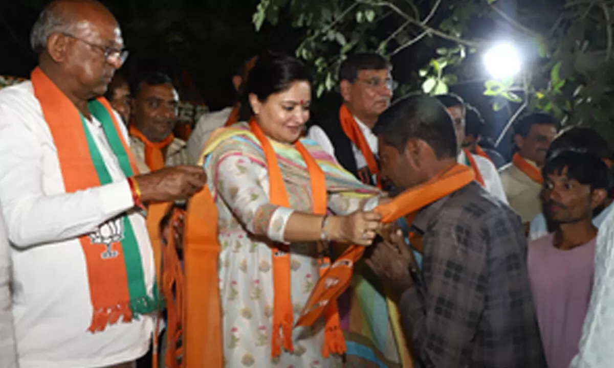 Hundreds of Congress leaders join BJP in presence of Jamnagar MP Poonamben Maadam
