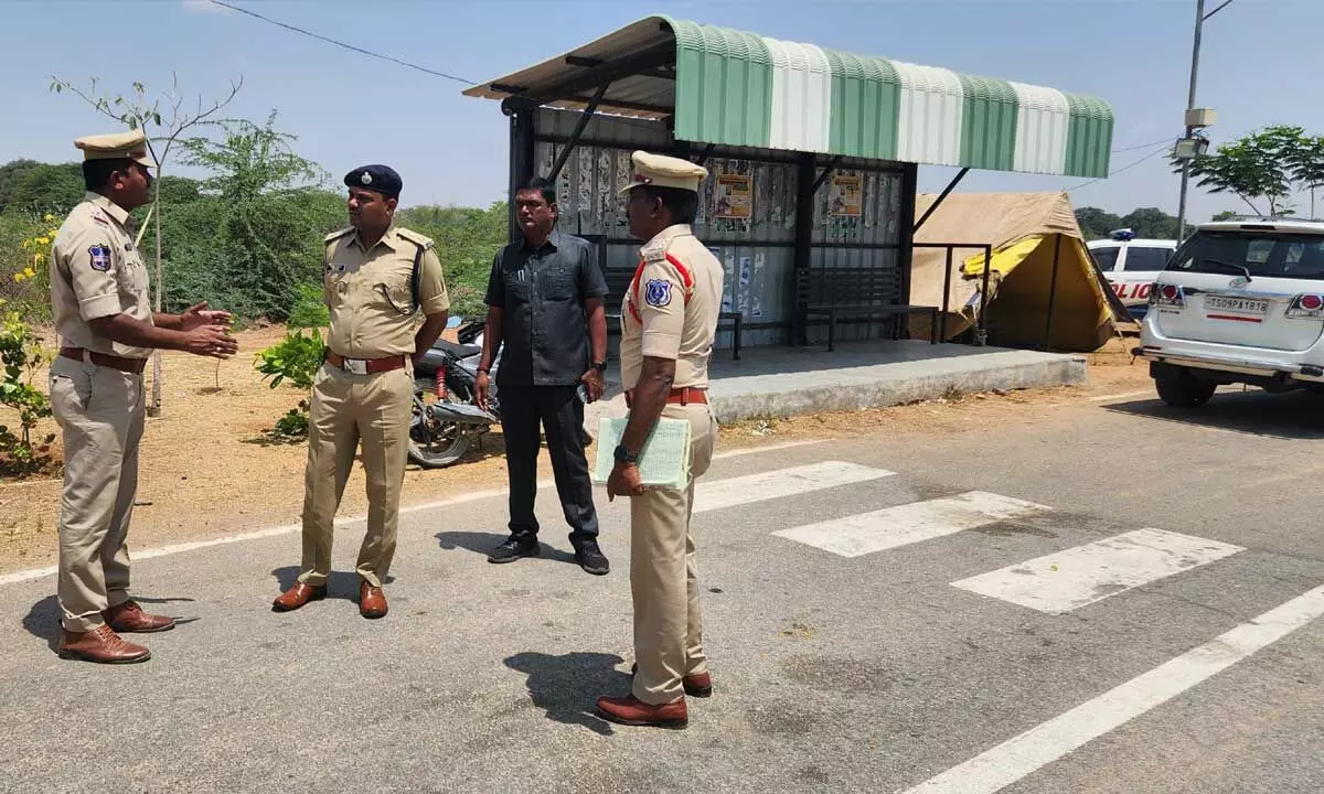 District SP Gaikwad Vaibhav Raghunath inspected the inter-district check post After that, examination of records at Urukonda Police Station