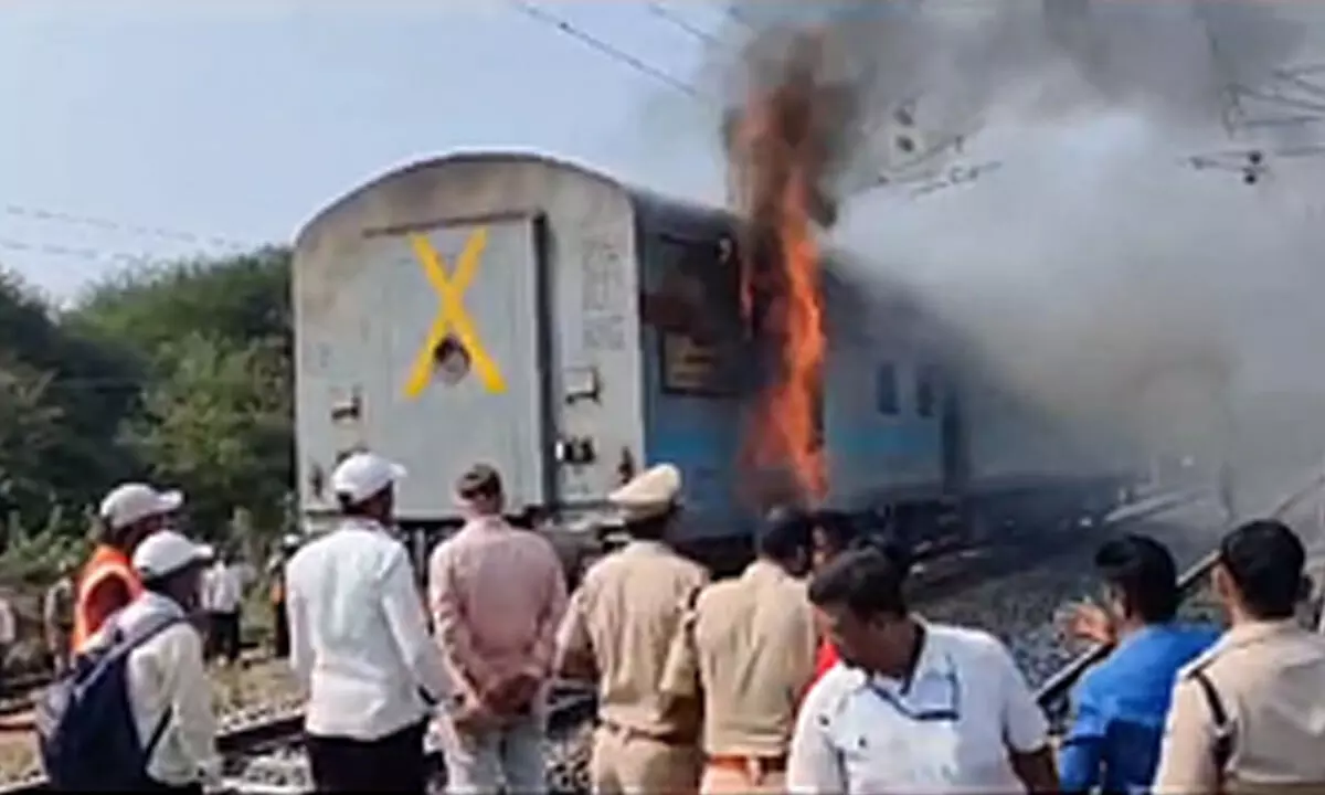 Mumbai-Gorakhpur Godan Express bogie catches fire in Nashik, no casualties