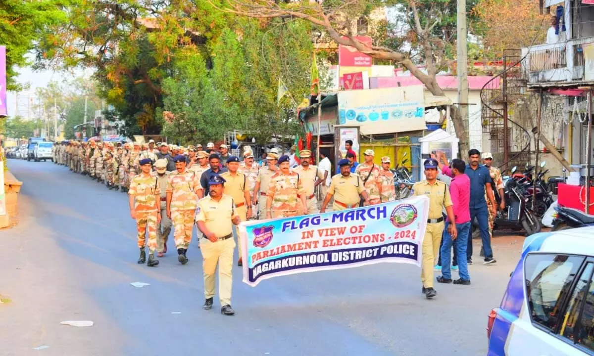 District SP Vaibhav Gaikwad Raghunath started the flag march under the auspices of the police department