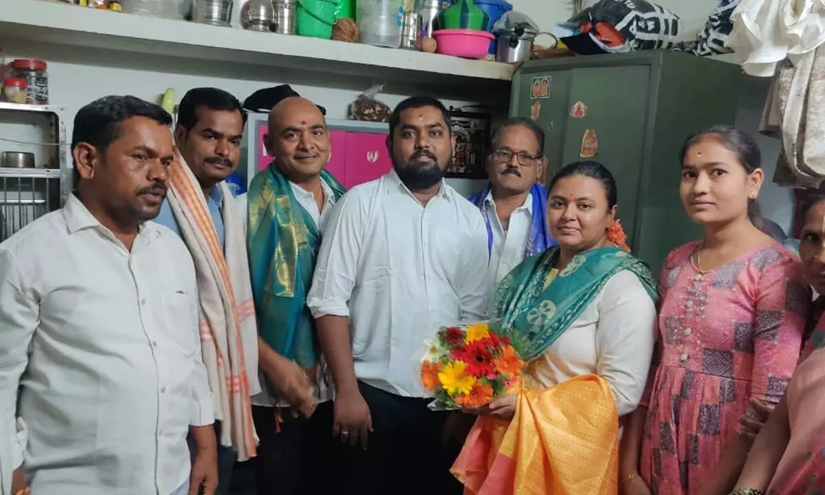 Hindupur YSRCP candidate Deepika meets Kuruba Venkatesh in Muddireddypalli
