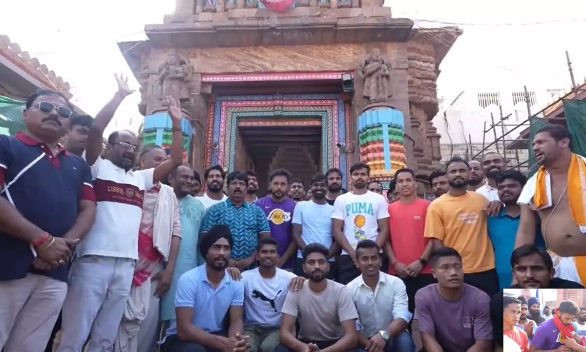 Men’s hockey team visits Jagannath temple