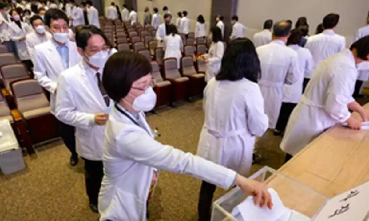 Medical professors in S. Korea resign, cut work hours in protest over admission seats