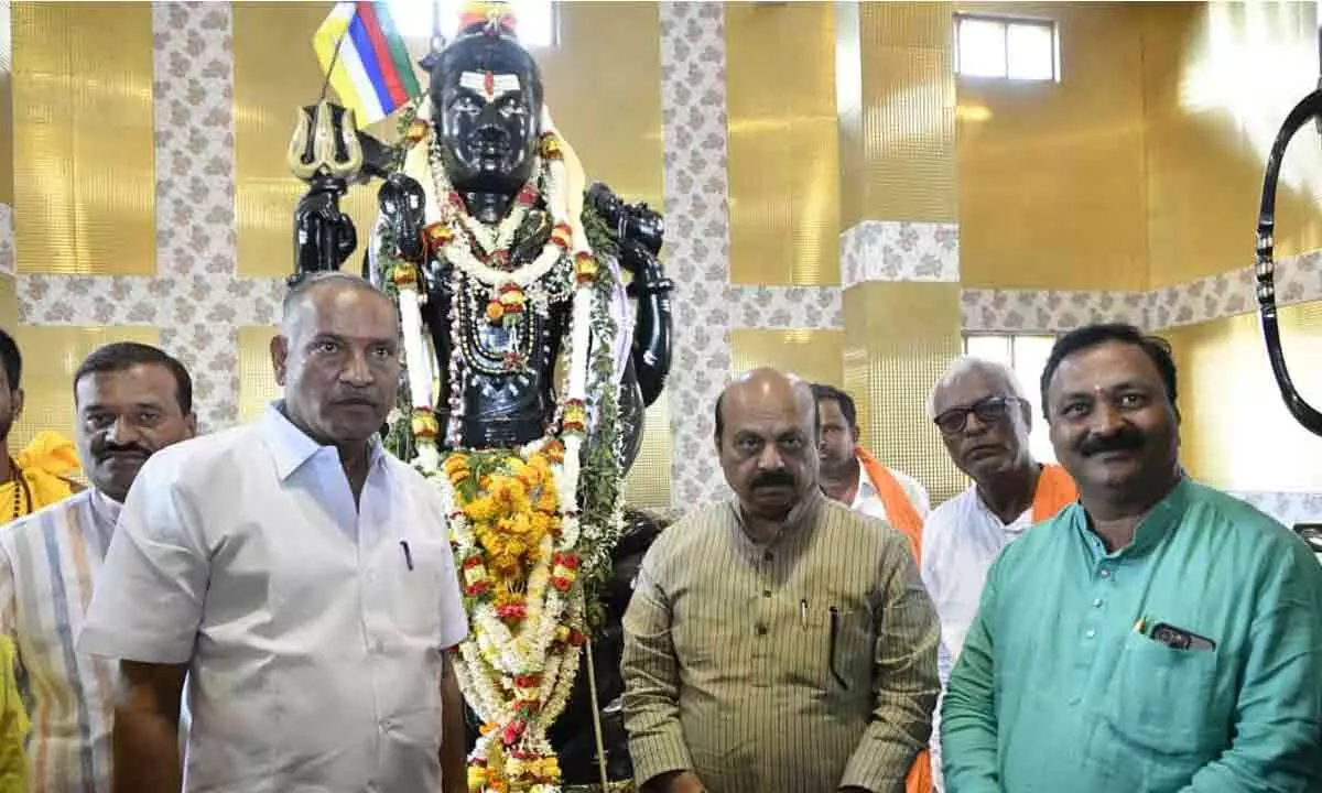 Political Leaders Engage in Temple Visits Ahead of Lok Sabha Elections