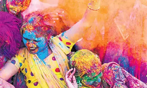 Hyderabadis begins Holi celebrations on grand note