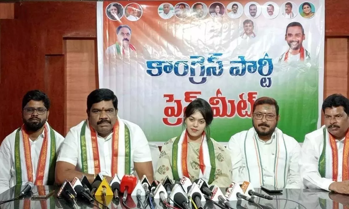 AP Congress Committee spokesperson Priyanka Dandi and other Congress leaders addressing a press conference in Visakhapatnam on Monday