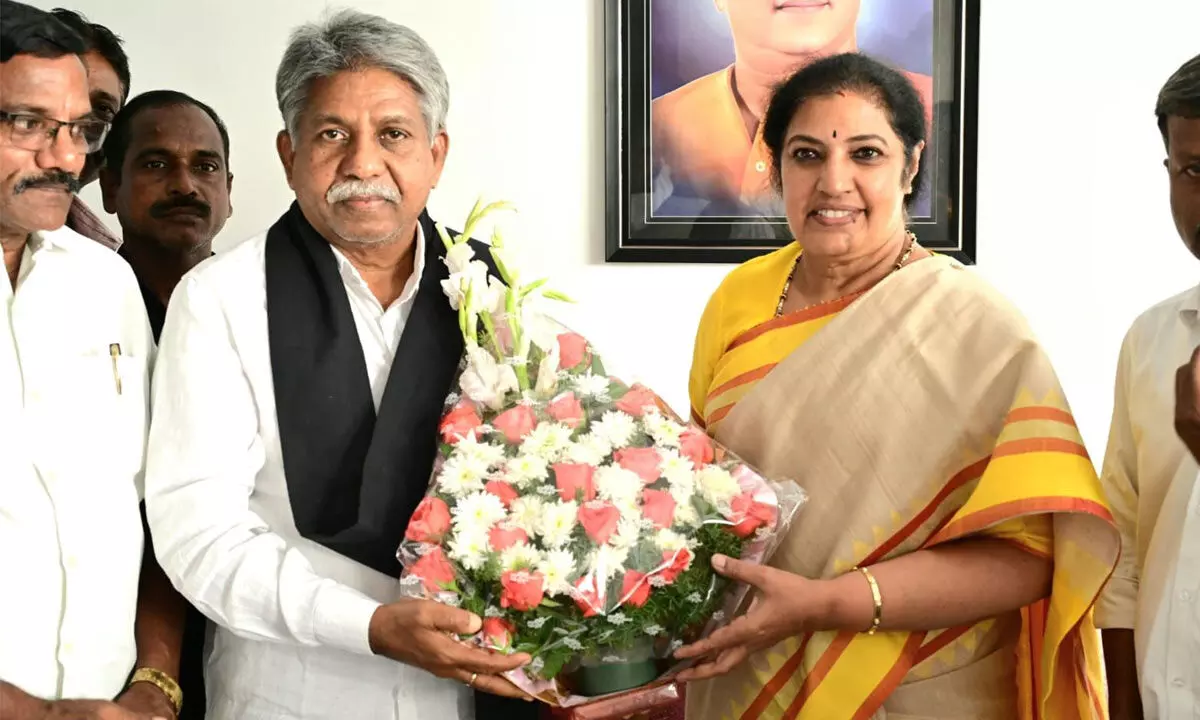MRPS chief Manda Krishna Madiga calls on BJP state president Daggubati Purandeswari and expresses support for the 3-party alliance, at party state office in Vijayawada on Monday