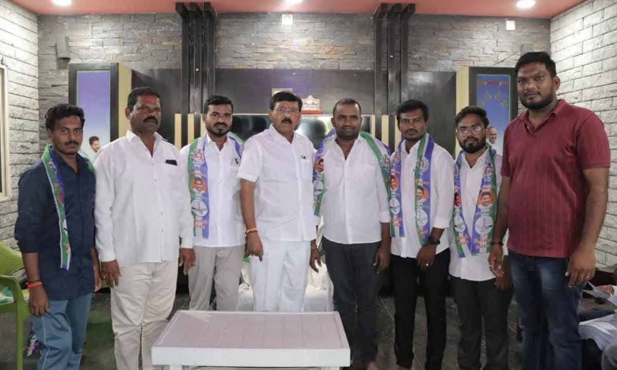 Four Tdp Leaders Join In Ysrcp In Jaladanki Mandal