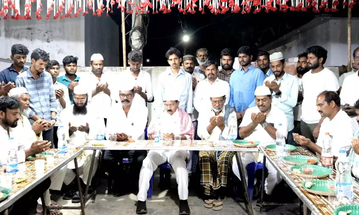 Mekapati Raja Gopal Reddy hosts iftar party in Udayagiri