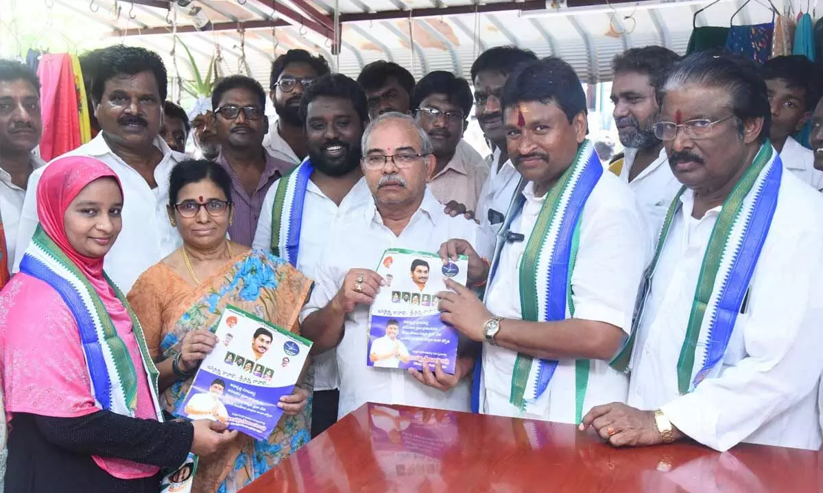 Vellampalli Srinivas campaigns in Singi nagar in Vijayawada