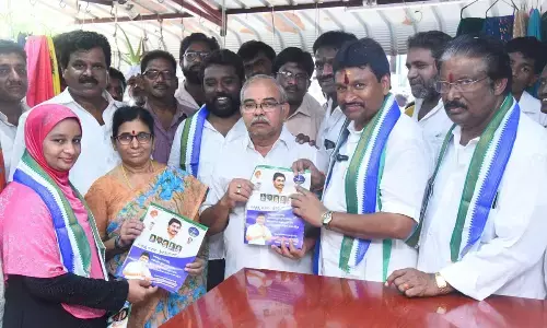 Vellampalli Srinivas campaigns in Singi nagar in Vijayawada
