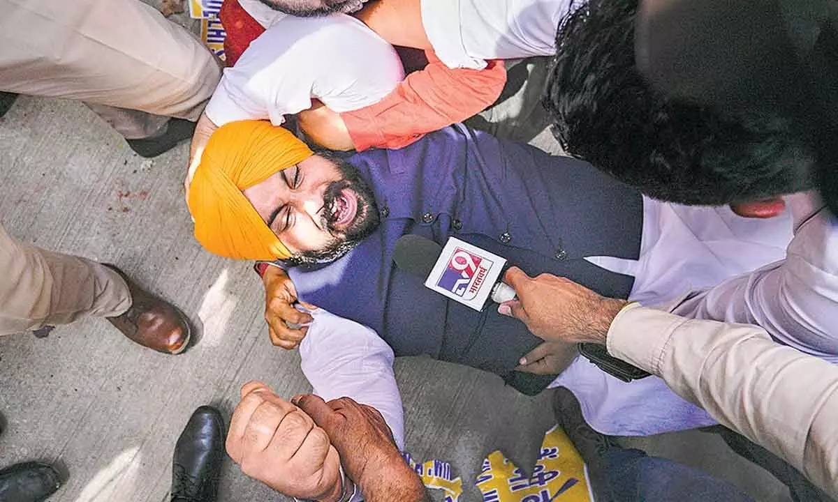 AAPs PM residence gherao march: Pb Minister Bains, Somnath detained