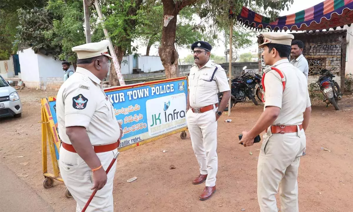 Nellore SP Dr K Tirumaleswara Reddy inspecting police  check-post on the outskirts of Kandukuru town on Tuesday 