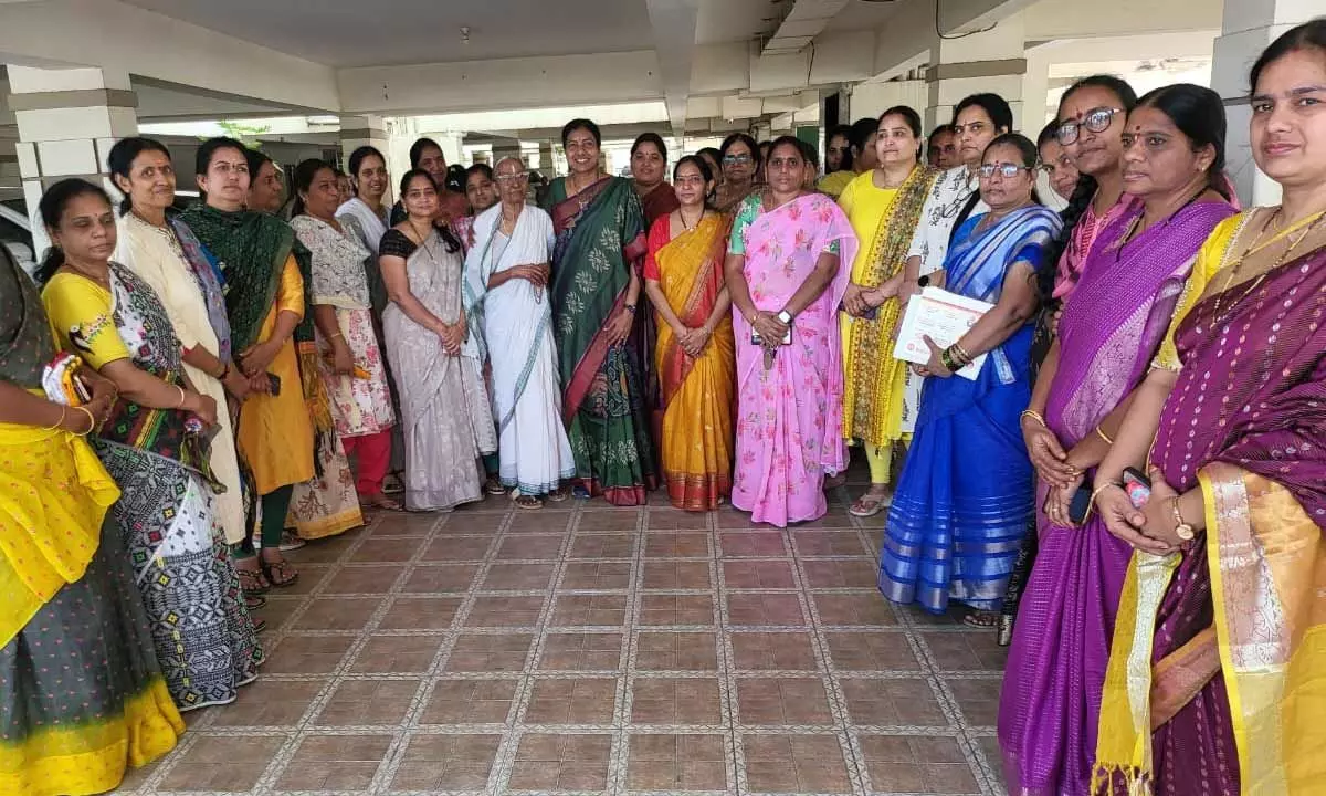 Kesineni Chinnis wife campaigns in Vijayawada East