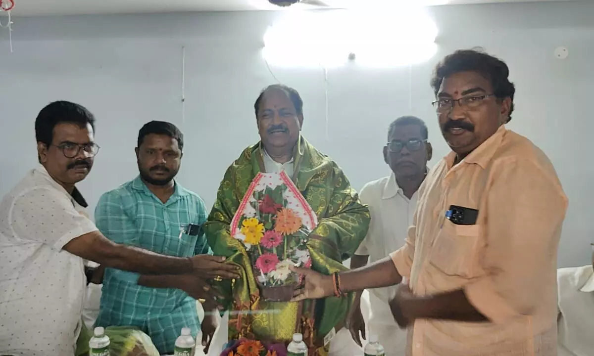 Construction workers extend support of Kottu Satyanarayana