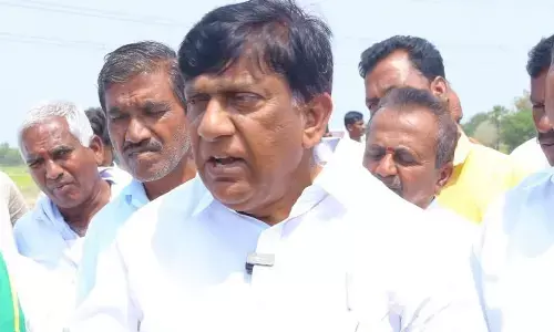 BRS MP candidate Boinapalli Vinod Kumar inspecting dry paddy fields at Rahimkhanpeta village on Tuesday