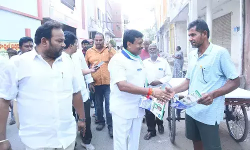 Vellampally Srinivasa Rao campaigns in Hanuman Peta area in 36th division of Vijayawada