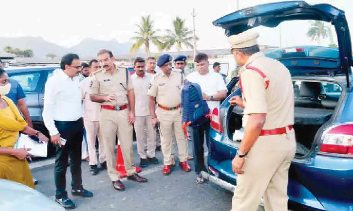 Guntur: Collector M Venugopal Reddy, SP inspect vehicle checking