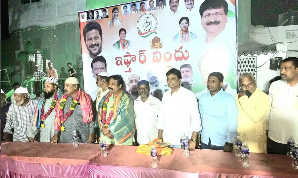 Congress leader Ganesh holds Iftar party in Cantonment constituency