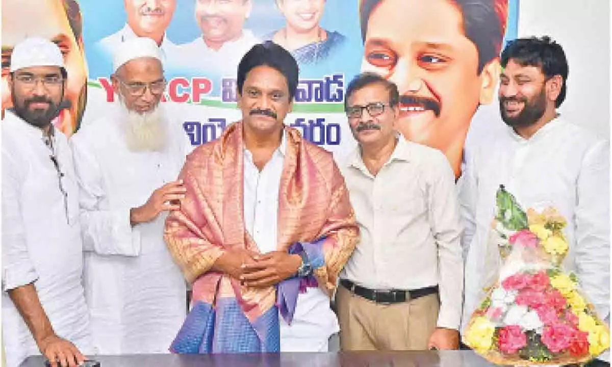 Vijayawada: YSRCP nominee Asif offers prayers at Dargah