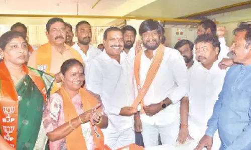 Rajamahendravaram: YSRCP leader joins BJP
