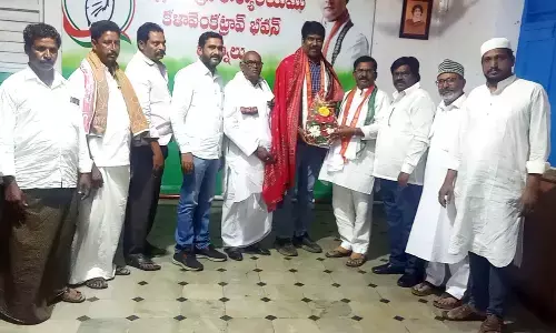 Former Kodumuru MLA Parigela Murali Krishna welcomed by Kurnool District Congress Committee President