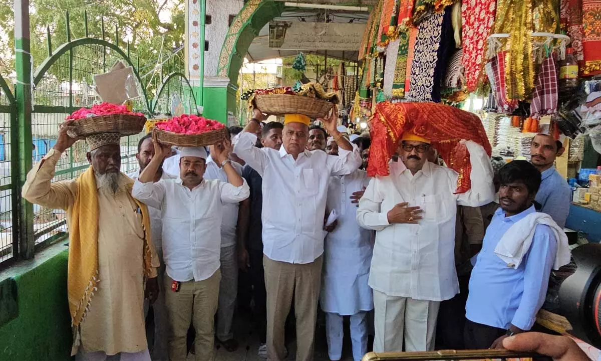 Vemireddy Prabhakar Reddy offers prayers at Dargah in Nellore