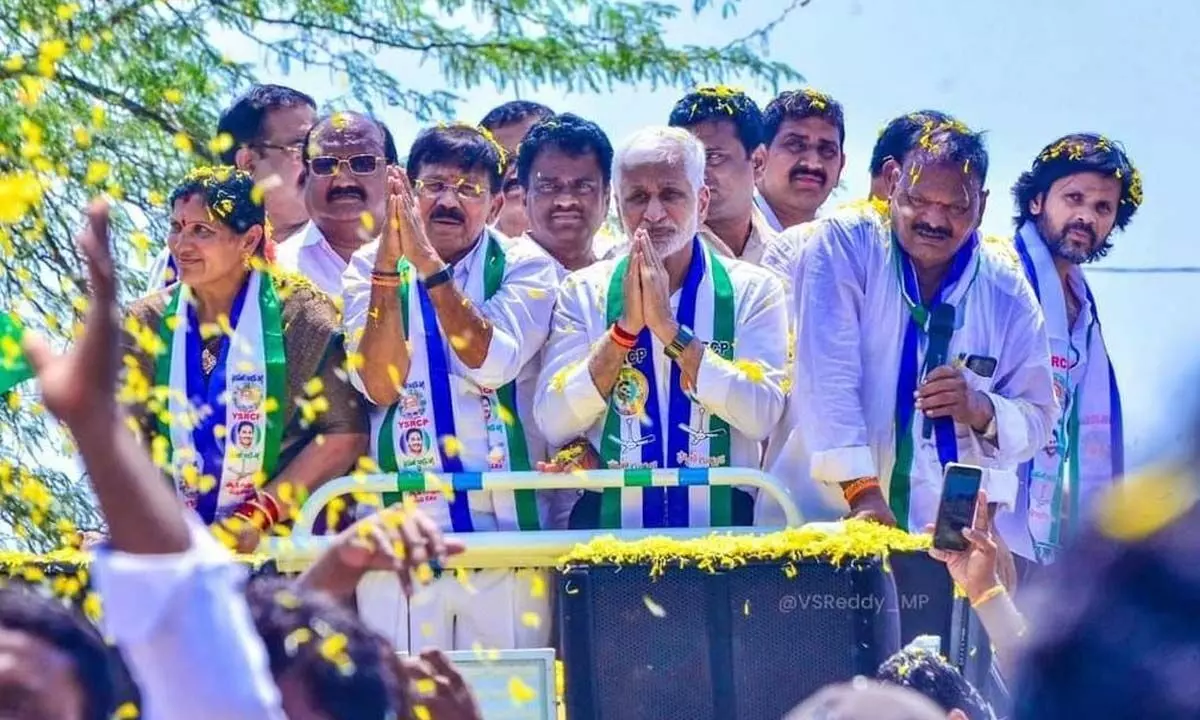 YSRCP Nellore Parliament nominee Vijayasai Reddy and MLA candidate for Udayagiri constituency Mekapati Rajagopal Reddy addressing the public during a road show in Sitaramapuram mandal on Thursday