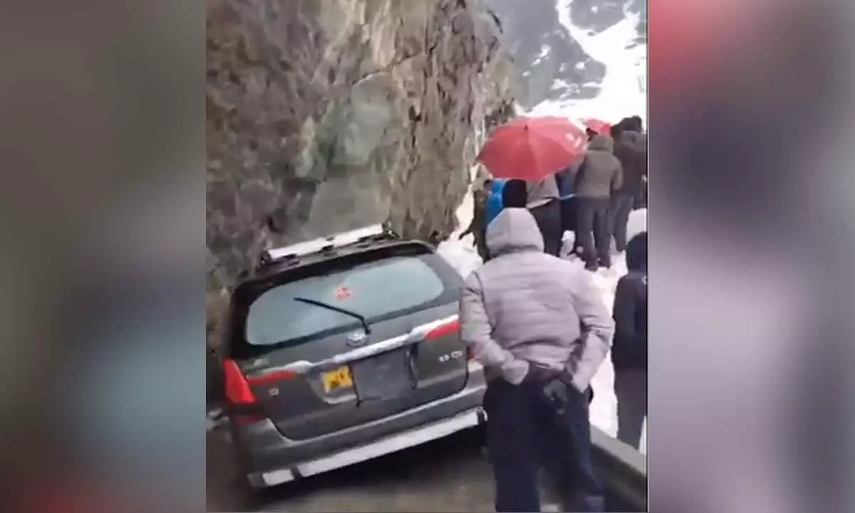 J&K: Avalanche hits Srinagar-Sonamarg highway, trapped vehicles safely rescued