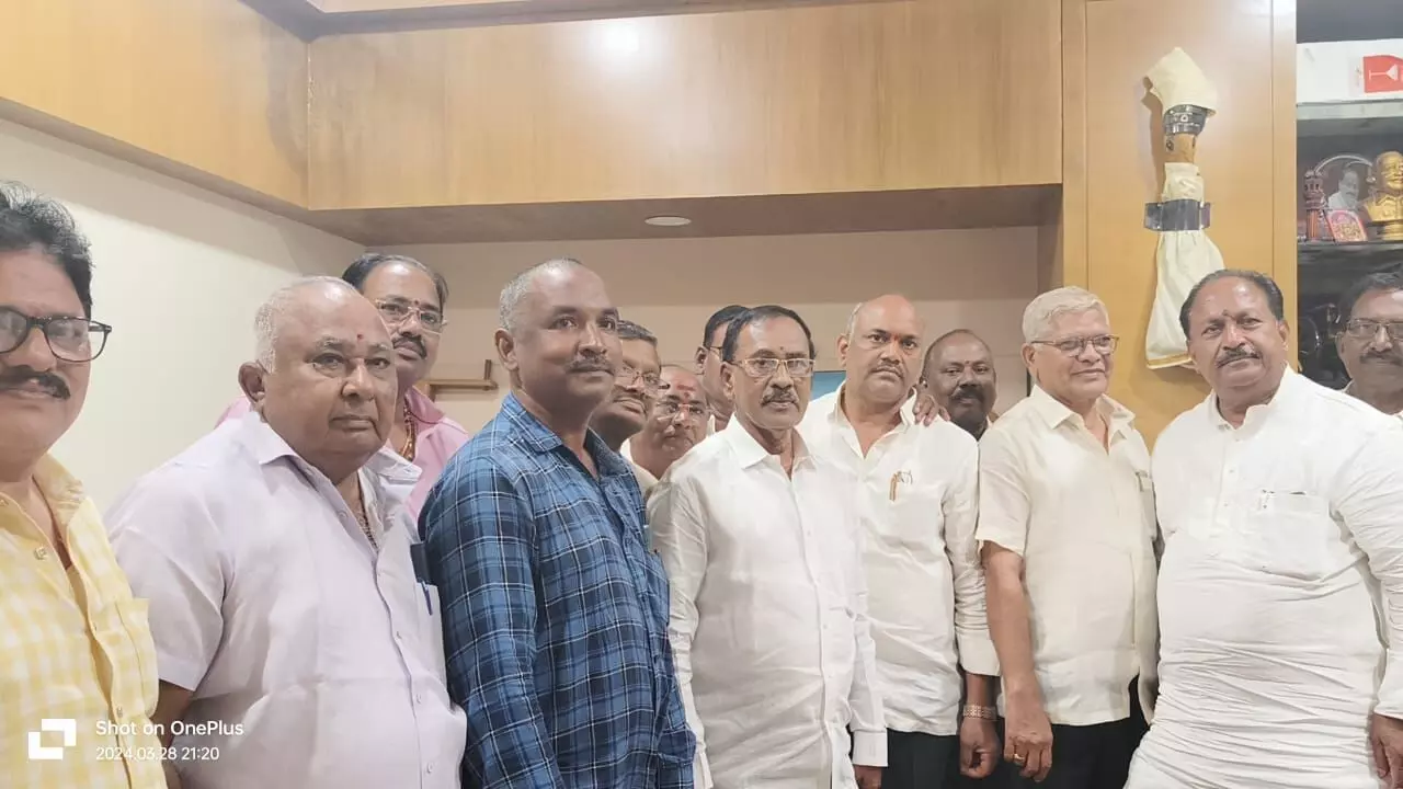Padmasali Sangam extends support to Kottu Satyanarayana in Tadepalligudem