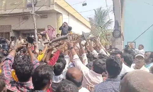 TDP constituency in-charge Nallamilli Ramakrishna Reddy’s supporters stage a protest with party symbol cycle over allotment of seat o BJP