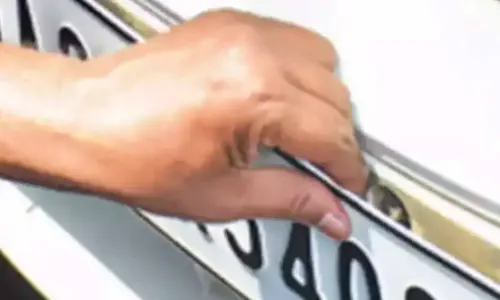Showrooms must fix HSRP number plates to new vehicles