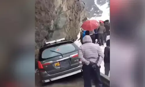 J&K: Avalanche hits Srinagar-Sonamarg highway, trapped vehicles safely rescued