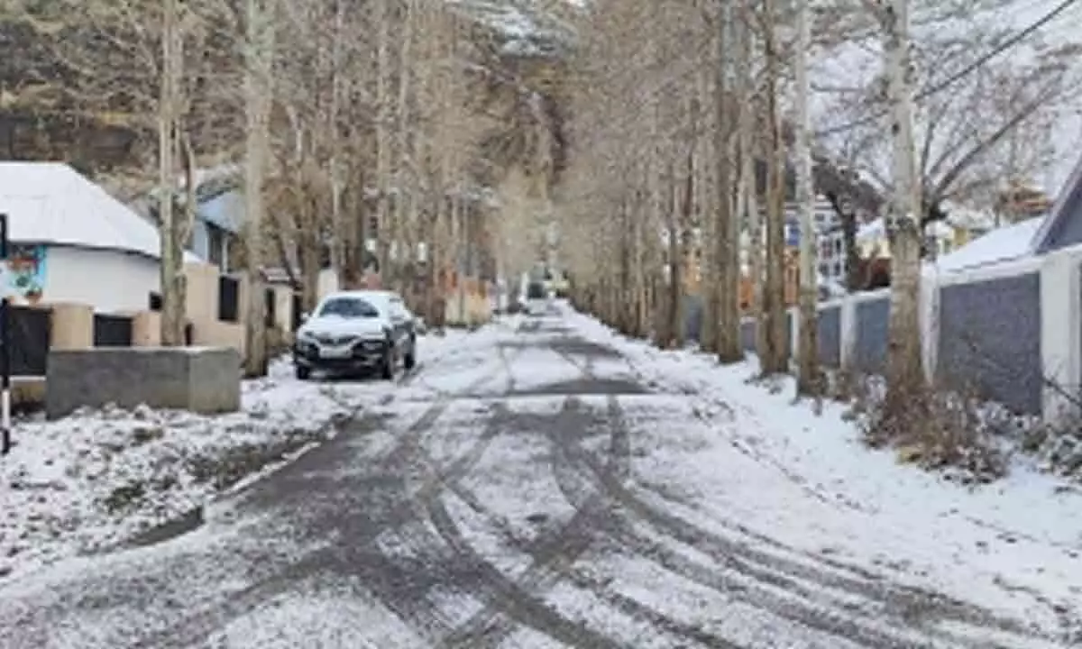 Himachal temperatures dip as Manali receive snow