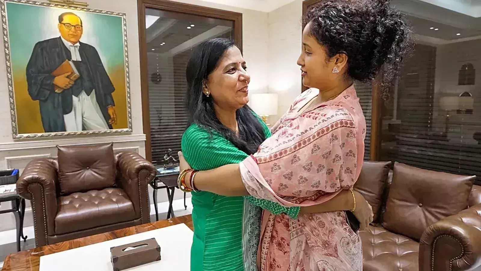 Former Jharkhand CMs wife meets Arvind Kejriwals wife ahead of Sunday Rally