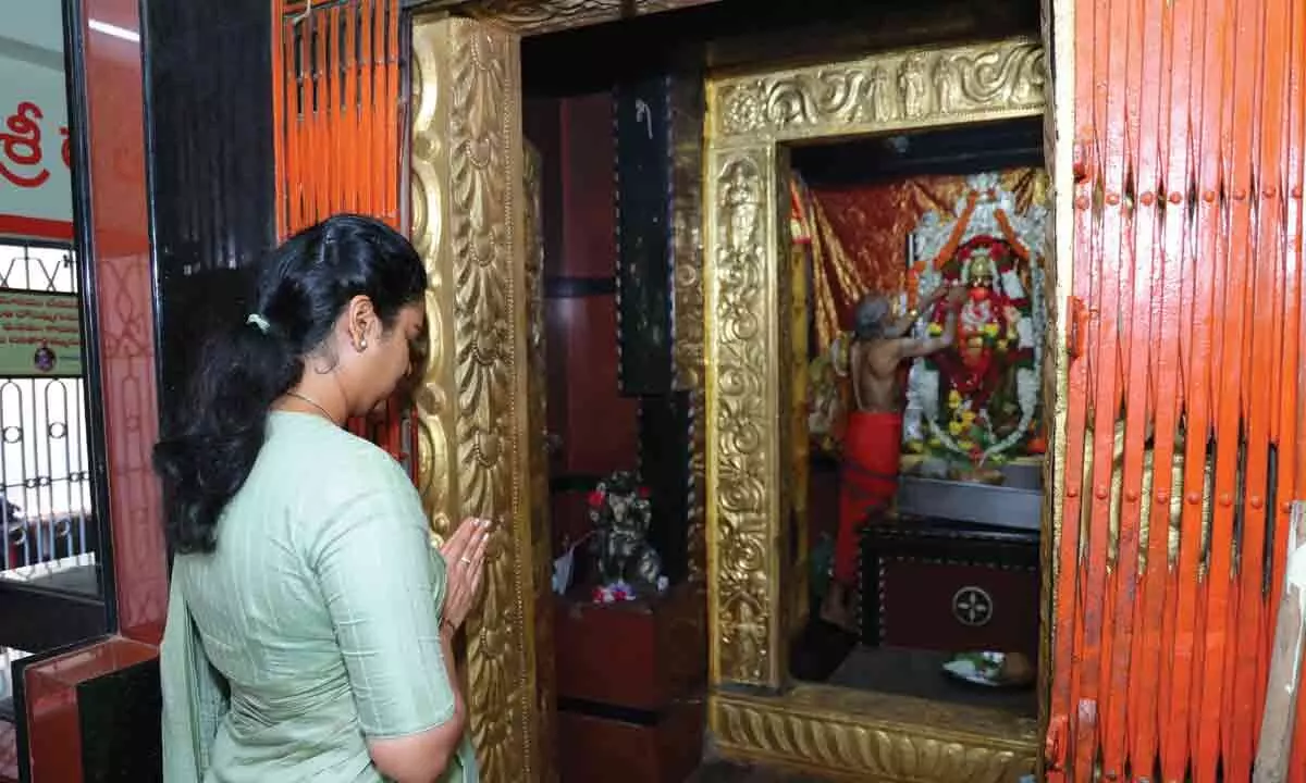 Vidadala Rajini offers prayers at Anjaneya Swamy temple in Chilakaluripet